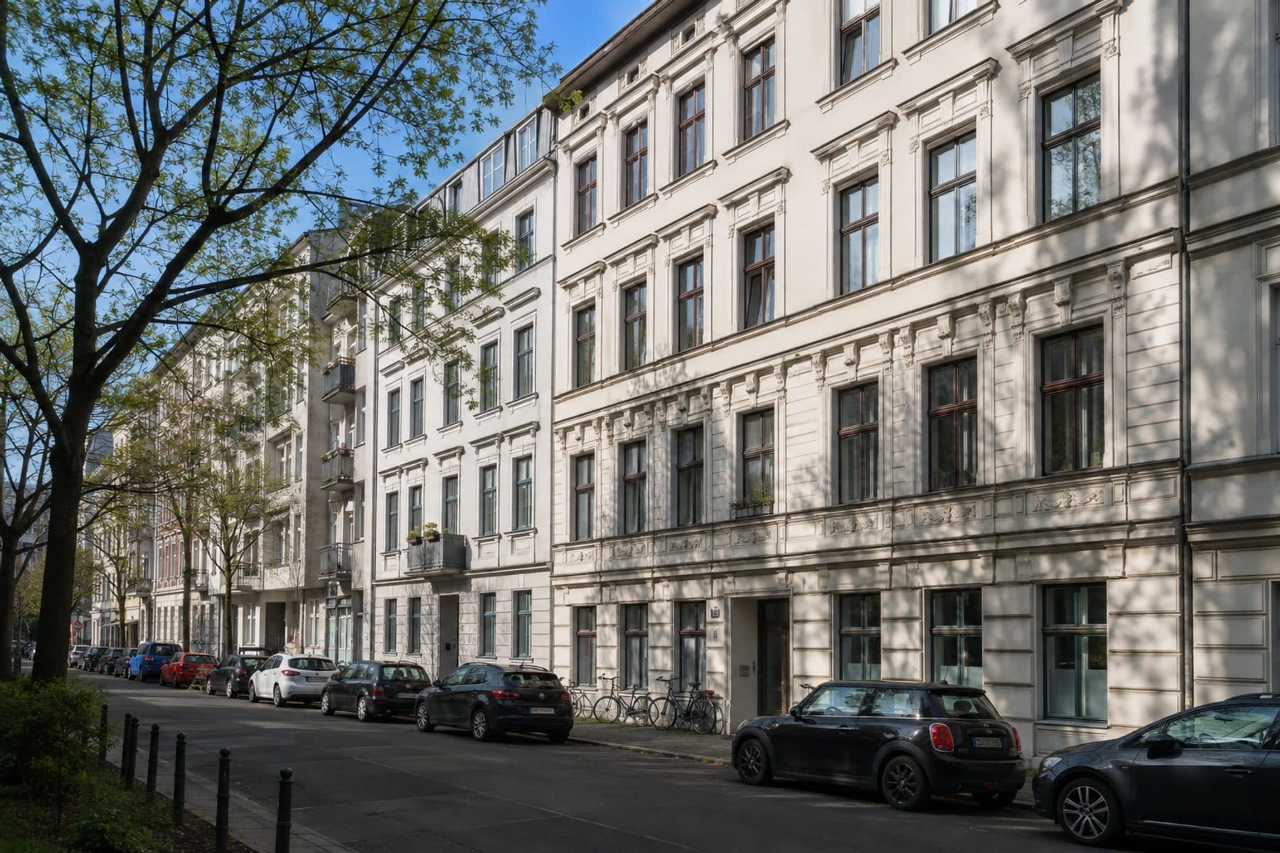 Gründerzeit-Fassaden in einer Wohnstraße in Berlin-Mitte