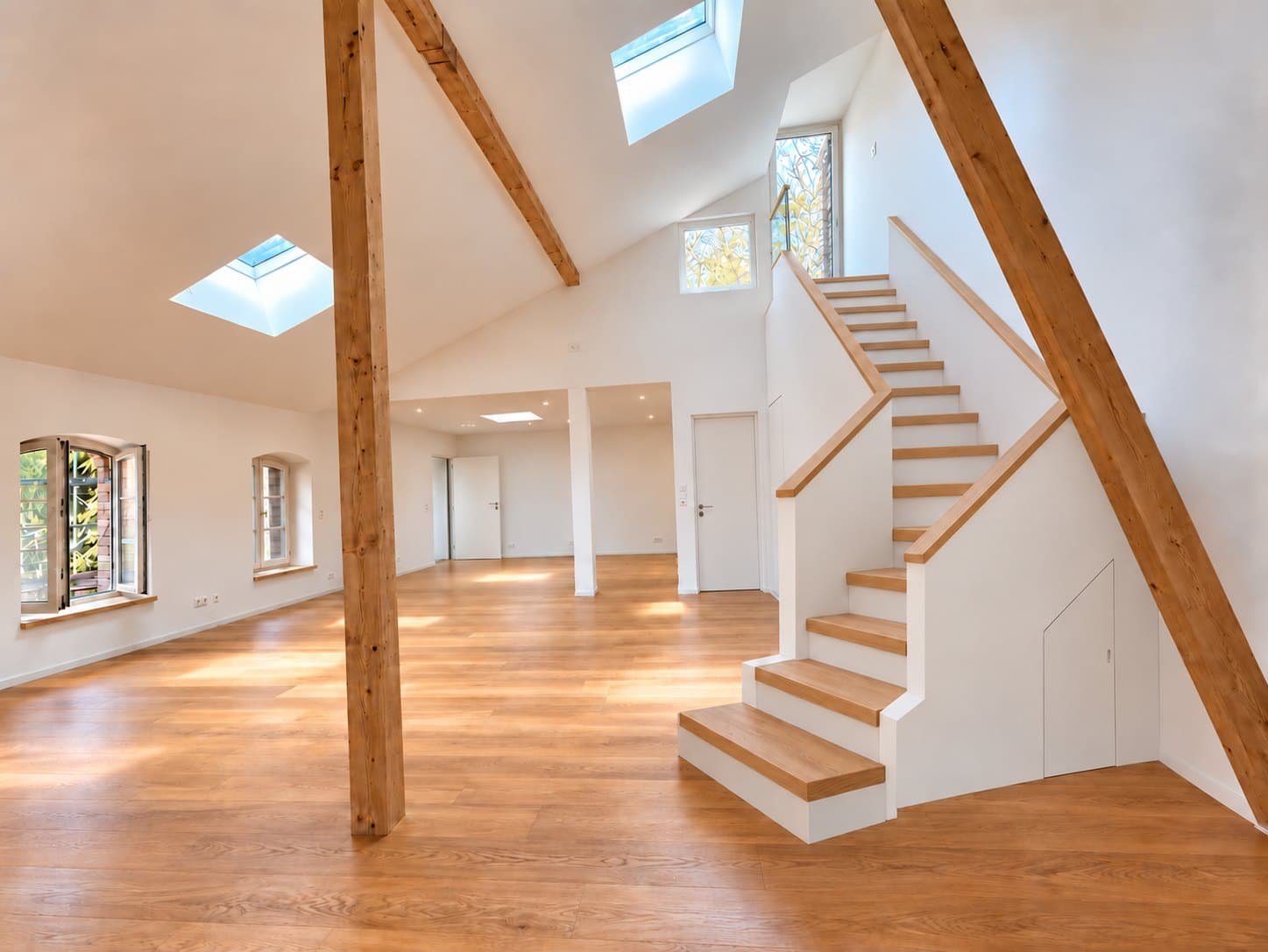 Wohnbereich unter dem offenen Dachstuhl mit der Treppe zur Dachterrasse — Treppe visualisiert