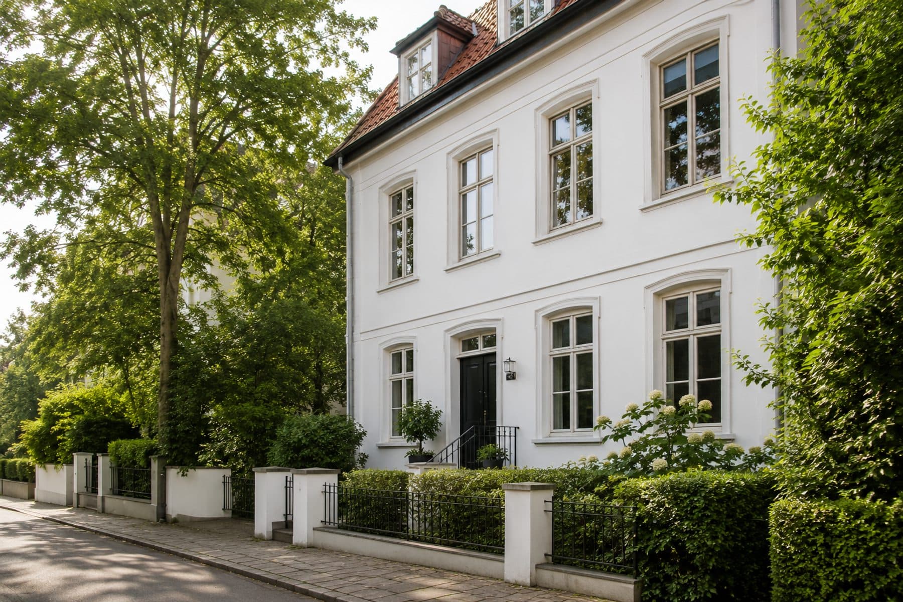 Weißes Stadthaus mit Vorgarten in Blankenese